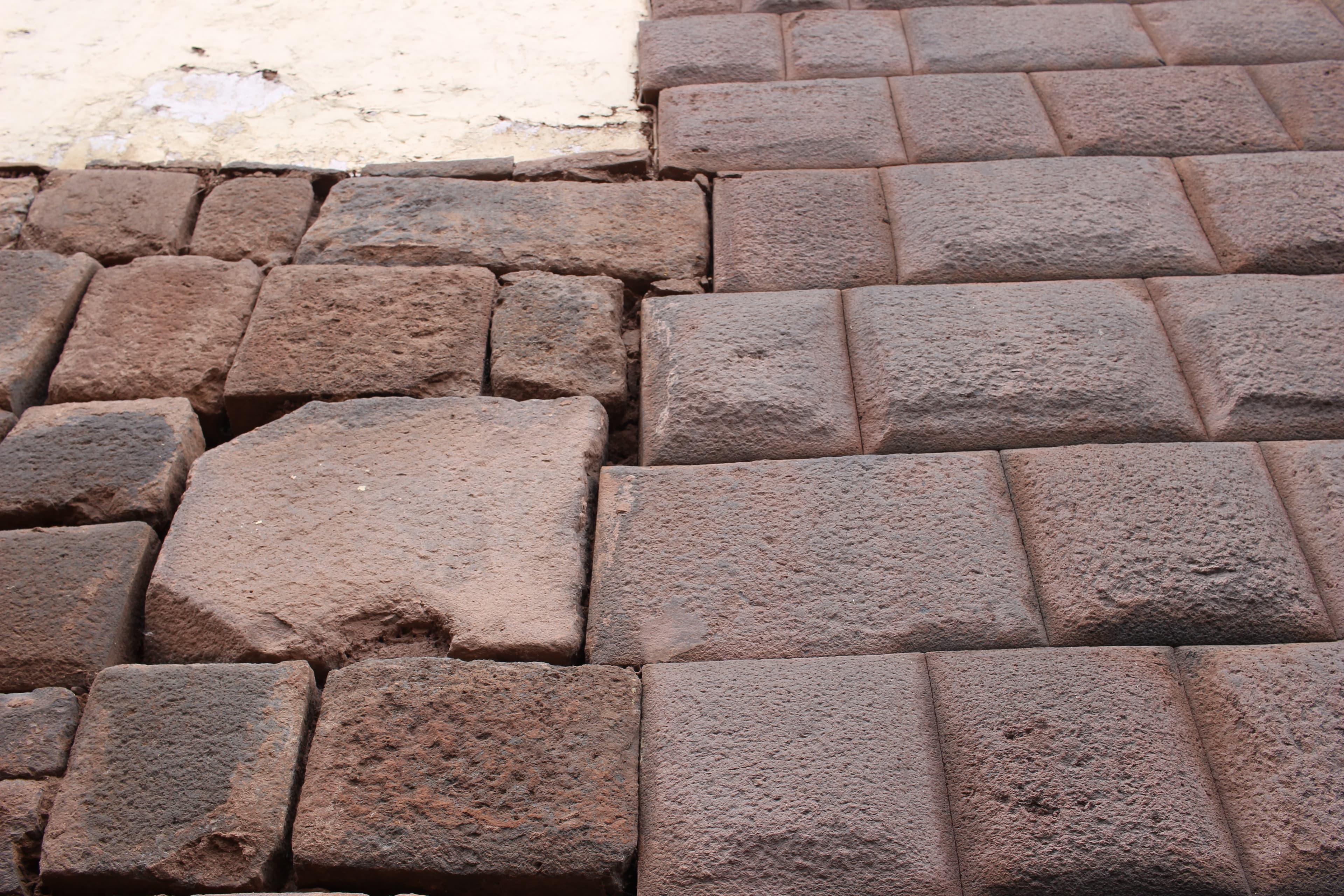 Spanish blocks on the left; Inca blocks on the right