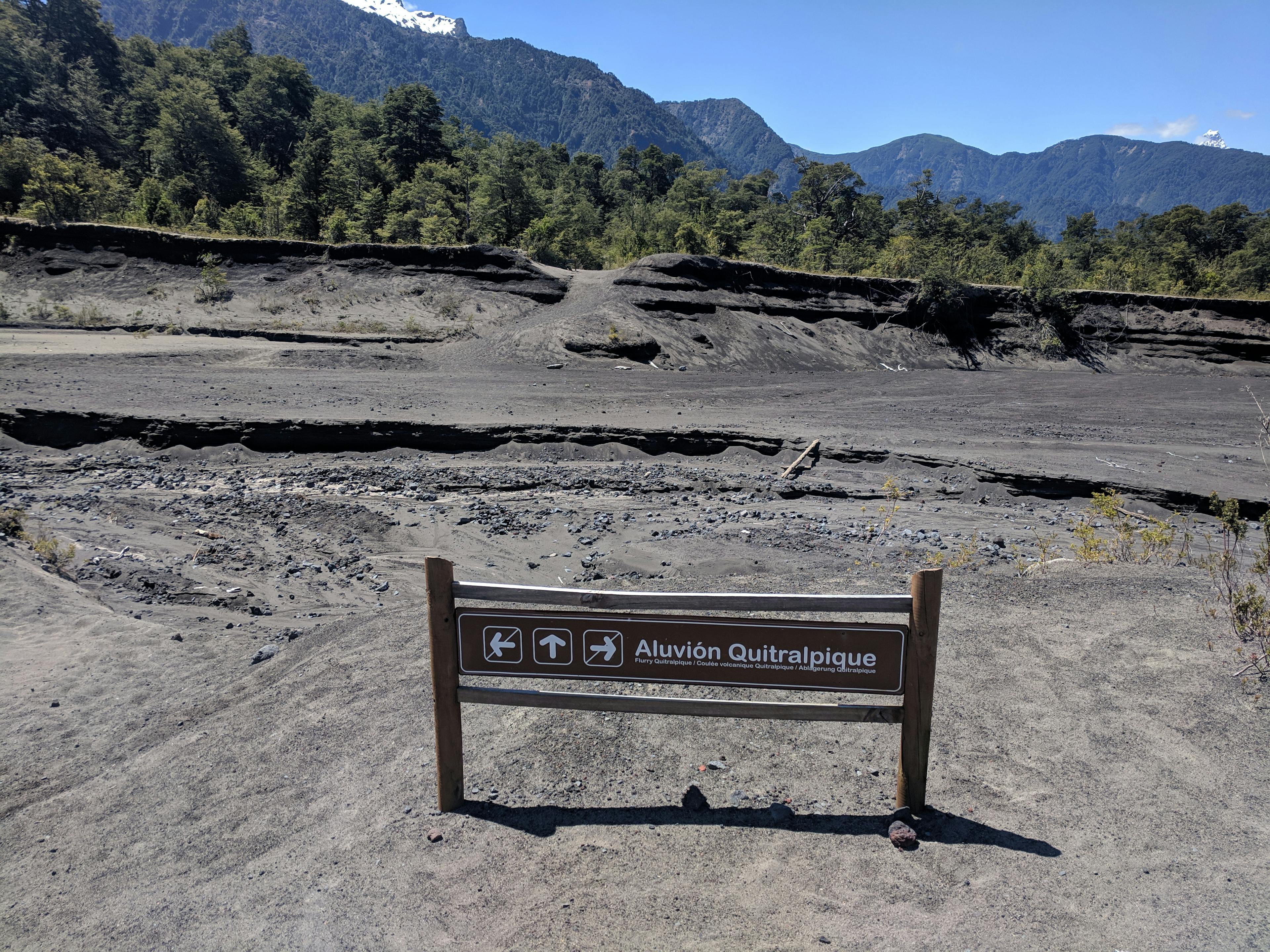 Signage for Paso de Desolación showing the volcanic flurry